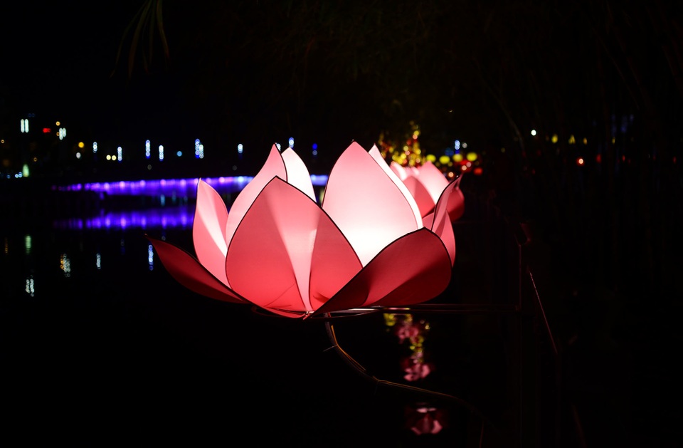 Hoa đăng lung linh trên kênh Nhiêu Lộc chào đón lễ Phật đản - 6