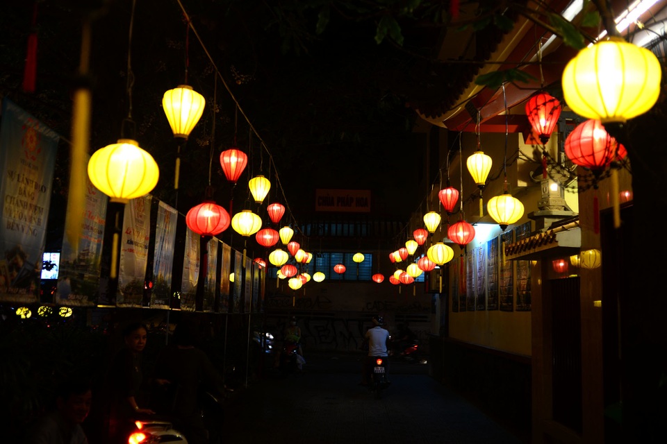 Hoa đăng lung linh trên kênh Nhiêu Lộc chào đón lễ Phật đản - 12