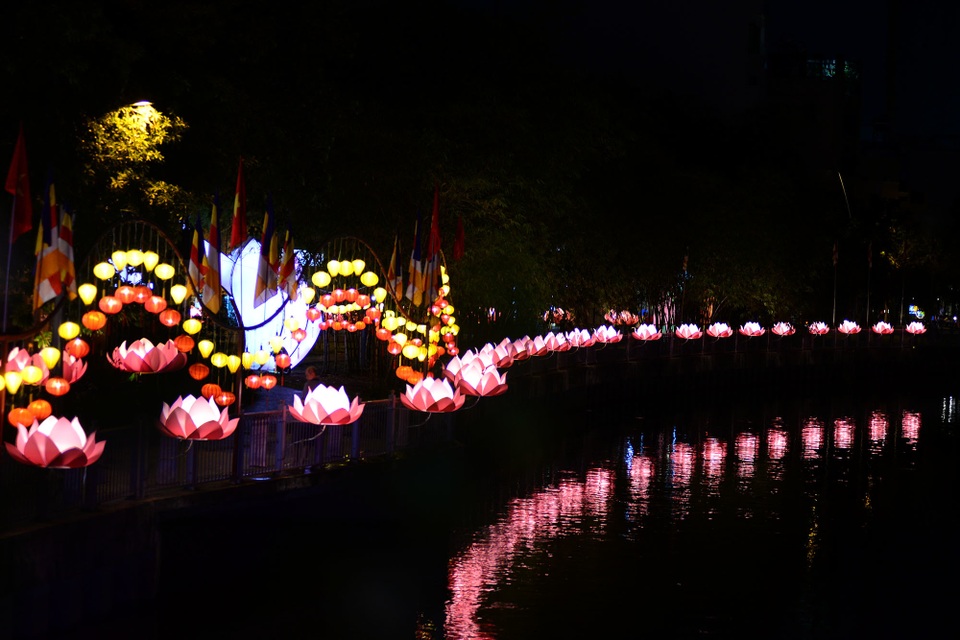 Hoa đăng lung linh trên kênh Nhiêu Lộc chào đón lễ Phật đản - 10