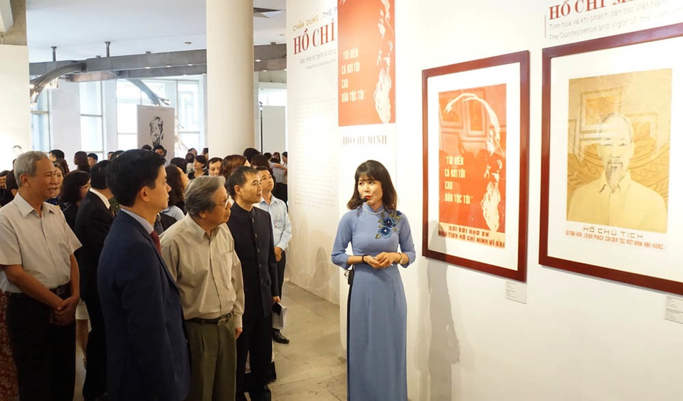 Chân dung Hồ Chí Minh: Góc nhìn từ tranh cổ động - 5 Chân dung Hồ Chí Minh: Góc nhìn từ tranh cổ động - 5