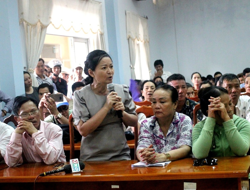Người dân đòi sổ đỏ Người dân đòi sổ đỏ