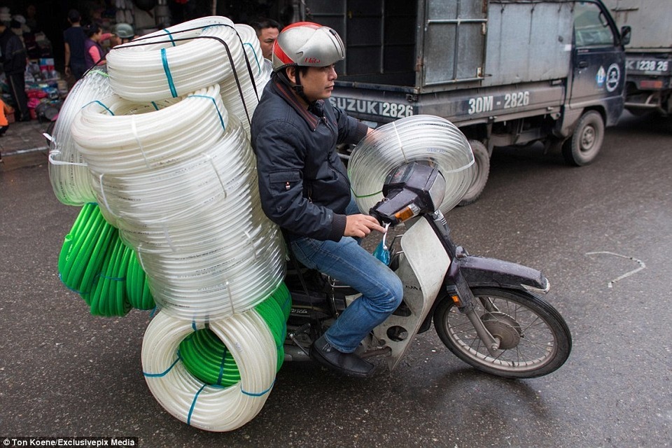 Khách Tây choáng với những kiểu lái xe độc nhất vô nhị ở Việt Nam - 2