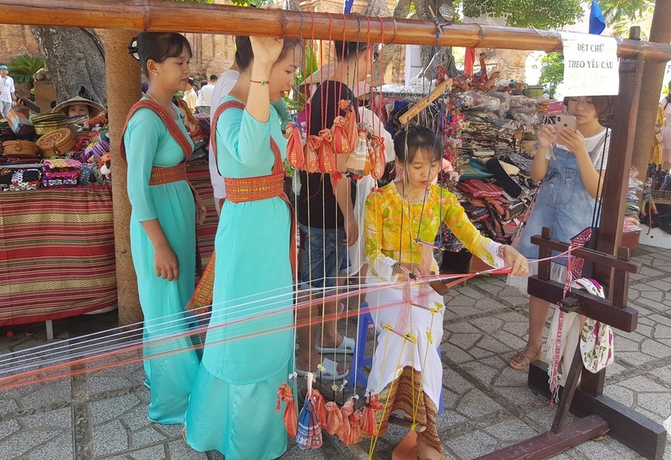Biểu diễn thổ cẩm trong khuôn khổ Festival Biển Nha Trang - Khánh Hòa 2019 - 6 Biểu diễn thổ cẩm trong khuôn khổ Festival Biển Nha Trang - Khánh Hòa 2019 - 6
