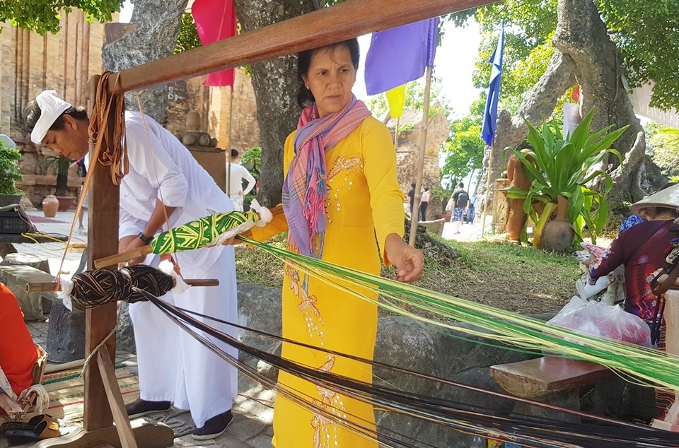 Biểu diễn thổ cẩm trong khuôn khổ Festival Biển Nha Trang - Khánh Hòa 2019 - 4 Biểu diễn thổ cẩm trong khuôn khổ Festival Biển Nha Trang - Khánh Hòa 2019 - 4