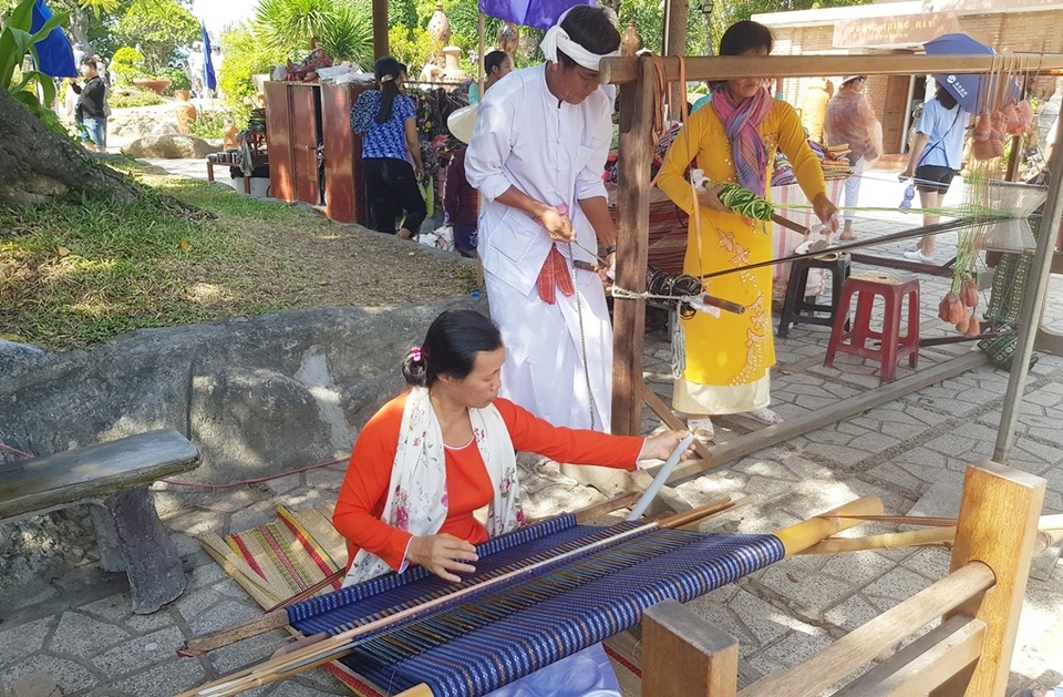 Biểu diễn thổ cẩm trong khuôn khổ Festival Biển Nha Trang - Khánh Hòa 2019 - 5 Biểu diễn thổ cẩm trong khuôn khổ Festival Biển Nha Trang - Khánh Hòa 2019 - 5