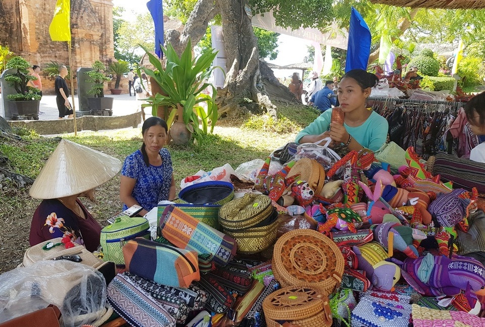 Biểu diễn thổ cẩm trong khuôn khổ Festival Biển Nha Trang - Khánh Hòa 2019 - 7 Biểu diễn thổ cẩm trong khuôn khổ Festival Biển Nha Trang - Khánh Hòa 2019 - 7