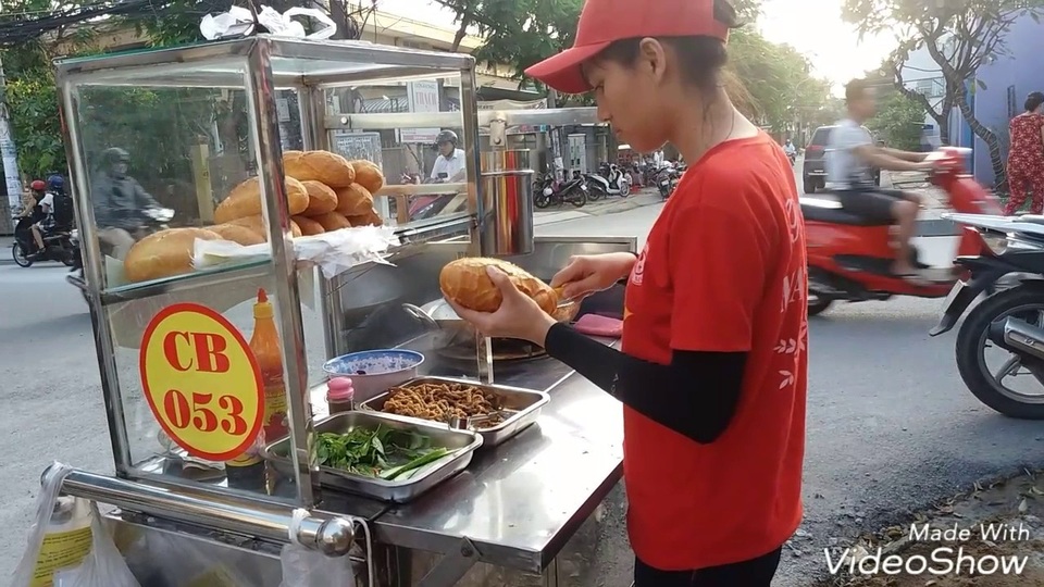 Khách Tây choáng với những kiểu lái xe độc nhất vô nhị ở Việt Nam - 3