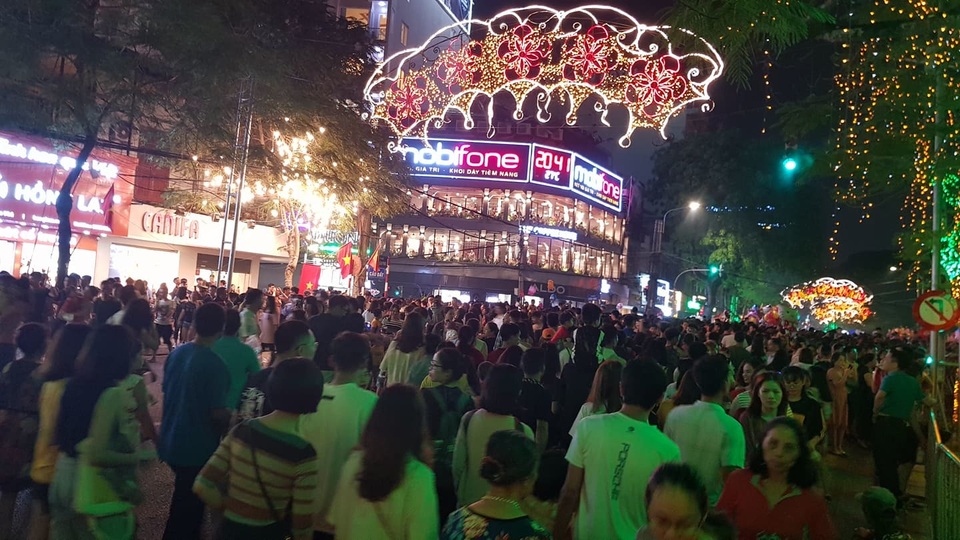 Thủ tướng cùng hàng vạn người dân dự Lễ hội Hoa Phượng đỏ 2019 - 2