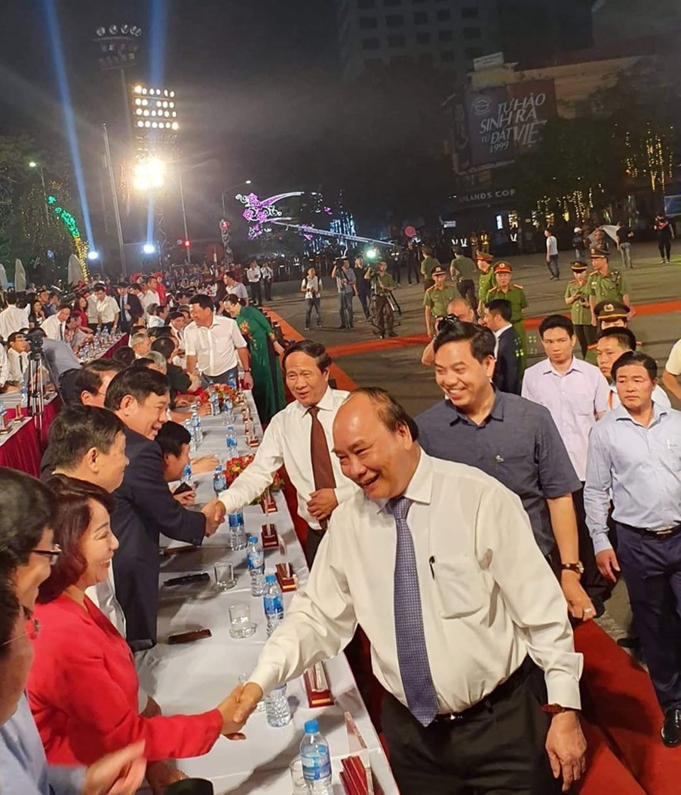 Thủ tướng cùng hàng vạn người dân dự Lễ hội Hoa Phượng đỏ 2019 - 1