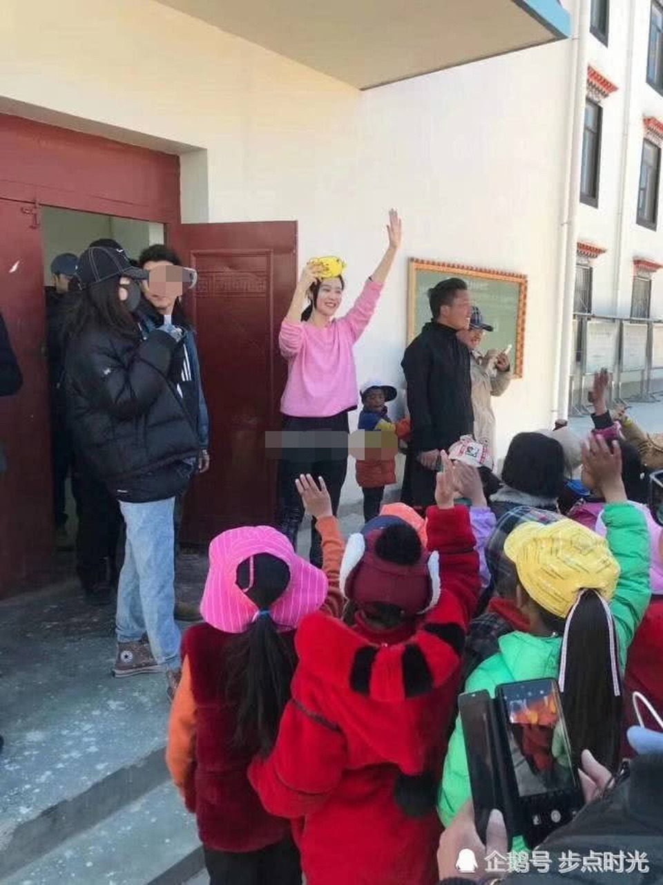 Phạm Băng Băng lấy tay che mặt sau tin đồn “dao kéo thẩm mỹ” mũi - 9 Phạm Băng Băng lấy tay che mặt sau tin đồn “dao kéo thẩm mỹ” mũi - 9