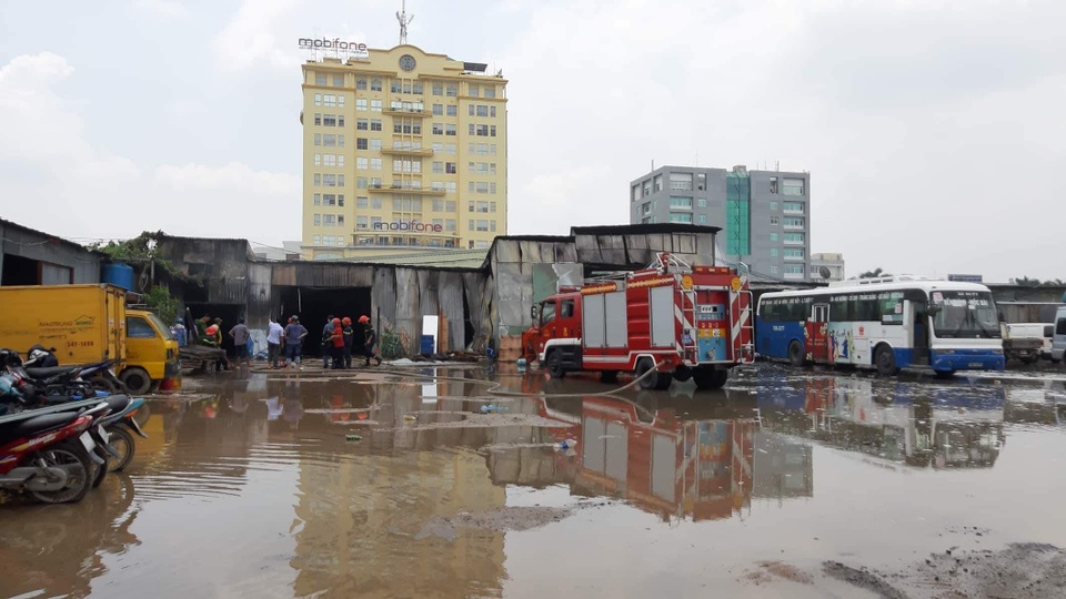 Cháy kho hàng rộng 1.000 m2, nhiều tài sản hóa thành tro - 4 Cháy kho hàng rộng 1.000 m2, nhiều tài sản hóa thành tro - 4