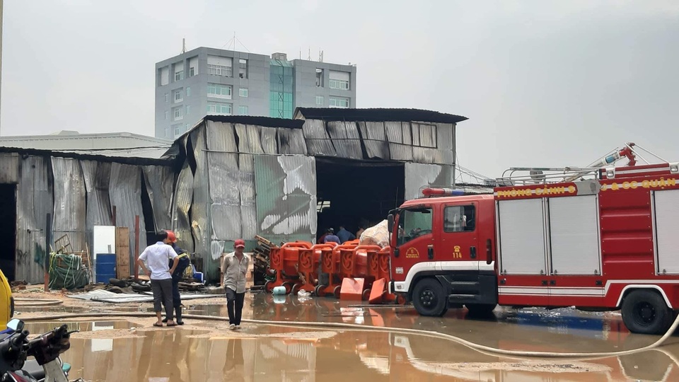 Cháy kho hàng rộng 1.000 m2, nhiều tài sản hóa thành tro - 3 Cháy kho hàng rộng 1.000 m2, nhiều tài sản hóa thành tro - 3