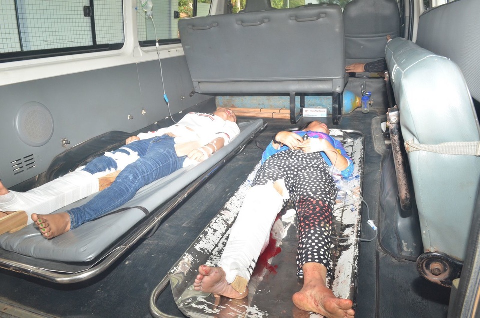 Xe chở công nhân lật nhào, 10 người nhập viện - 2