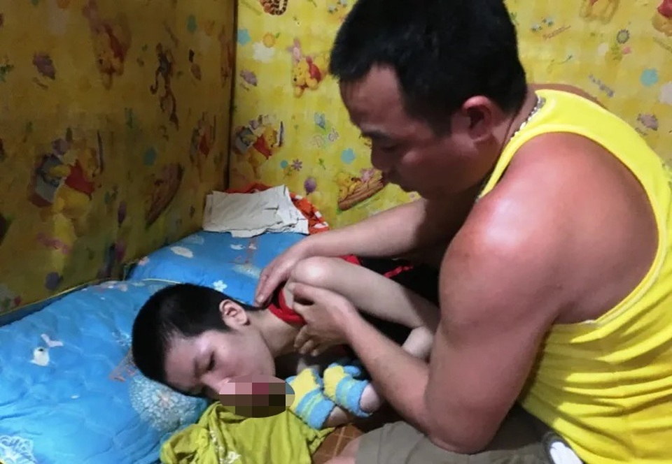 Bạn đọc Dân trí giúp đỡ cô bé teo não hơn 20 triệu đồng - 1