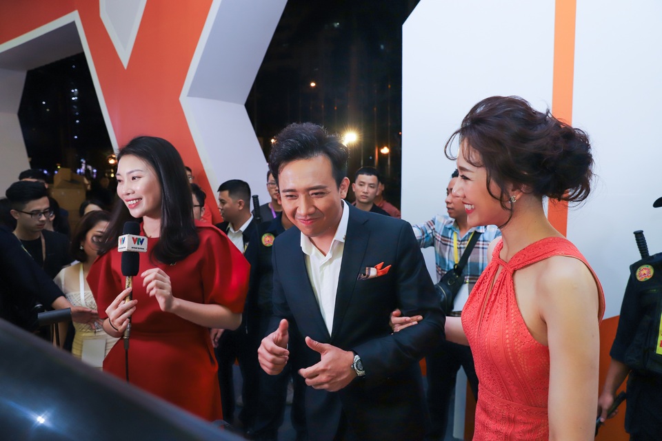Trấn Thành và Hari Won dự sự kiện vẫn tình tứ và... “lầy lội” - 3 Trấn Thành và Hari Won dự sự kiện vẫn tình tứ và... “lầy lội” - 3