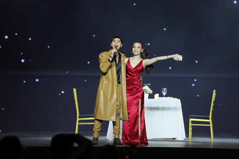 Trấn Thành và Hari Won dự sự kiện vẫn tình tứ và... “lầy lội” - 10 Trấn Thành và Hari Won dự sự kiện vẫn tình tứ và... “lầy lội” - 10