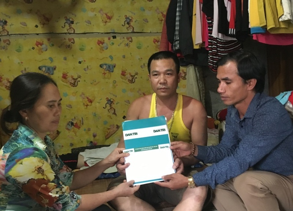 Bạn đọc Dân trí giúp đỡ cô bé teo não hơn 20 triệu đồng - 2