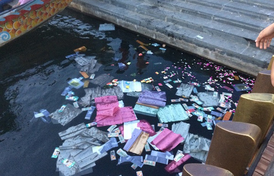 Xử phạt 3 triệu đồng người rải vàng mã xuống sông Hương - 1 Xử phạt 3 triệu đồng người rải vàng mã xuống sông Hương - 1