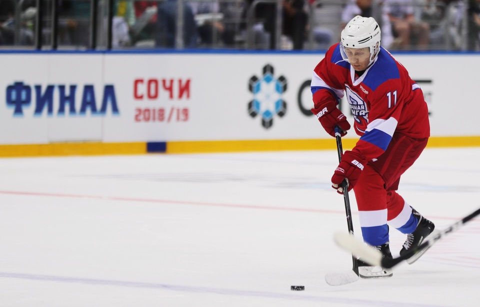 Tổng thống Putin “lăn xả” hết mình trên sân khúc côn cầu - 12