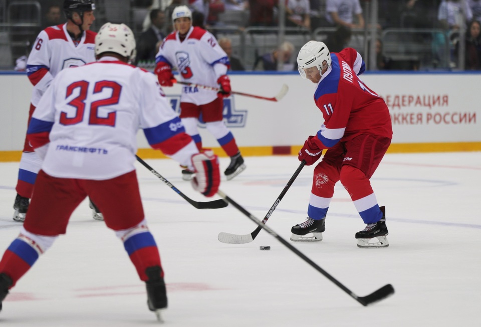 Tổng thống Putin “lăn xả” hết mình trên sân khúc côn cầu - 10