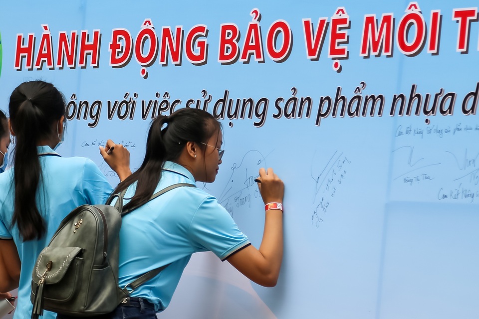 TPHCM: Gần 1.000 HS, SV cam kết không sử dụng ly và ống hút nhựa - 2 TPHCM: Gần 1.000 HS, SV cam kết không sử dụng ly và ống hút nhựa - 2