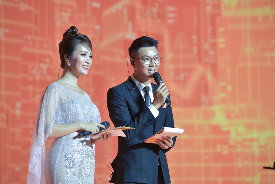 Trấn Thành và Hari Won dự sự kiện vẫn tình tứ và... “lầy lội” - 13 Trấn Thành và Hari Won dự sự kiện vẫn tình tứ và... “lầy lội” - 13