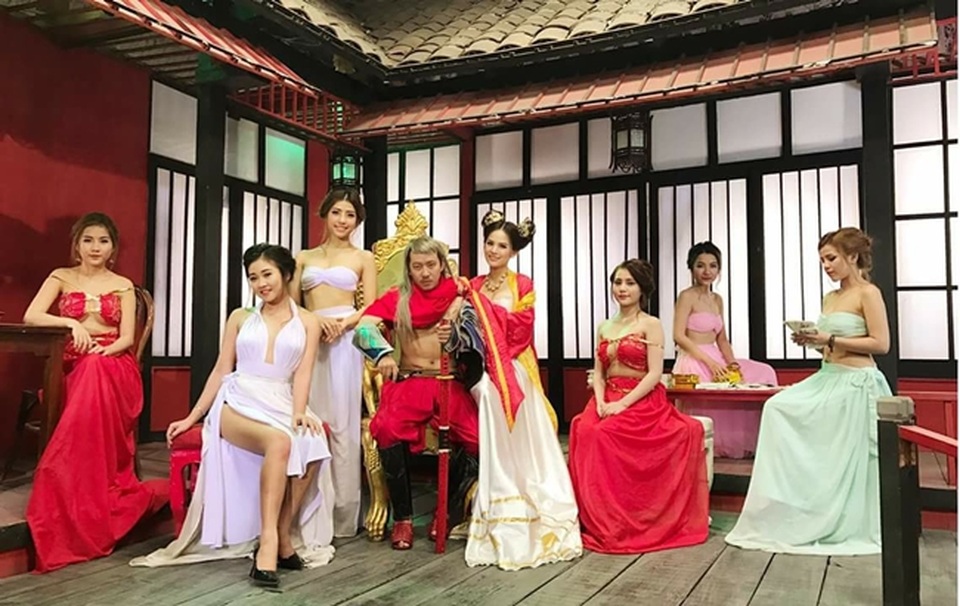 Tràn ngập cảnh nóng, hot girl khoe thân trong web drama Việt - 2 Tràn ngập cảnh nóng, hot girl khoe thân trong web drama Việt - 2