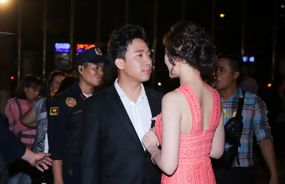 Trấn Thành và Hari Won dự sự kiện vẫn tình tứ và... “lầy lội” - 2 Trấn Thành và Hari Won dự sự kiện vẫn tình tứ và... “lầy lội” - 2