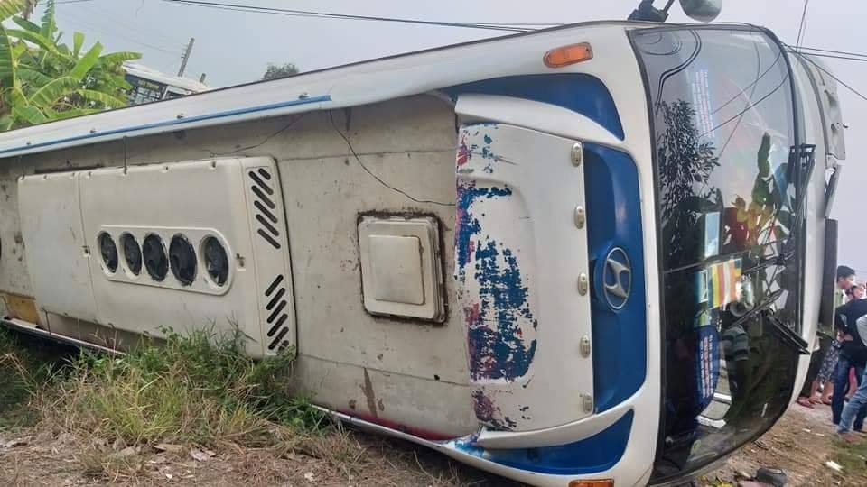 Xe chở công nhân lật nhào, 10 người nhập viện - 1