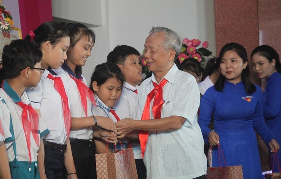 Bình Định: Trao 55 suất học bổng cho học sinh nghèo học giỏi - 2