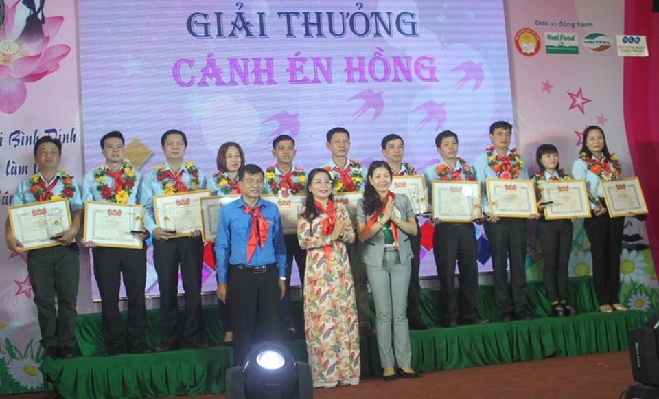 Bình Định: Trao 55 suất học bổng cho học sinh nghèo học giỏi - 3