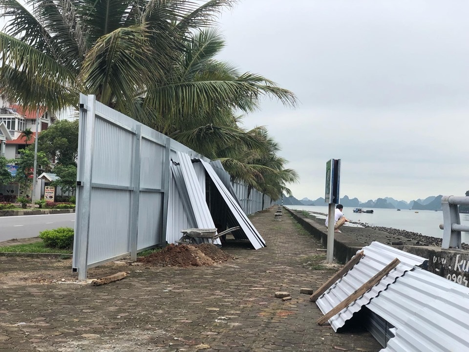 Con đường ngắm vịnh Hạ Long bất ngờ bị quây kín bằng tôn - 3