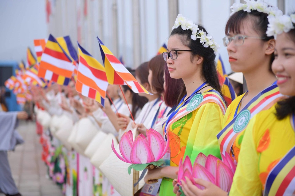 Hàng vạn người đổ về chùa Tam Chúc dự Đại lễ Phật đản Vesak 2019 - 14 Hàng vạn người đổ về chùa Tam Chúc dự Đại lễ Phật đản Vesak 2019 - 14