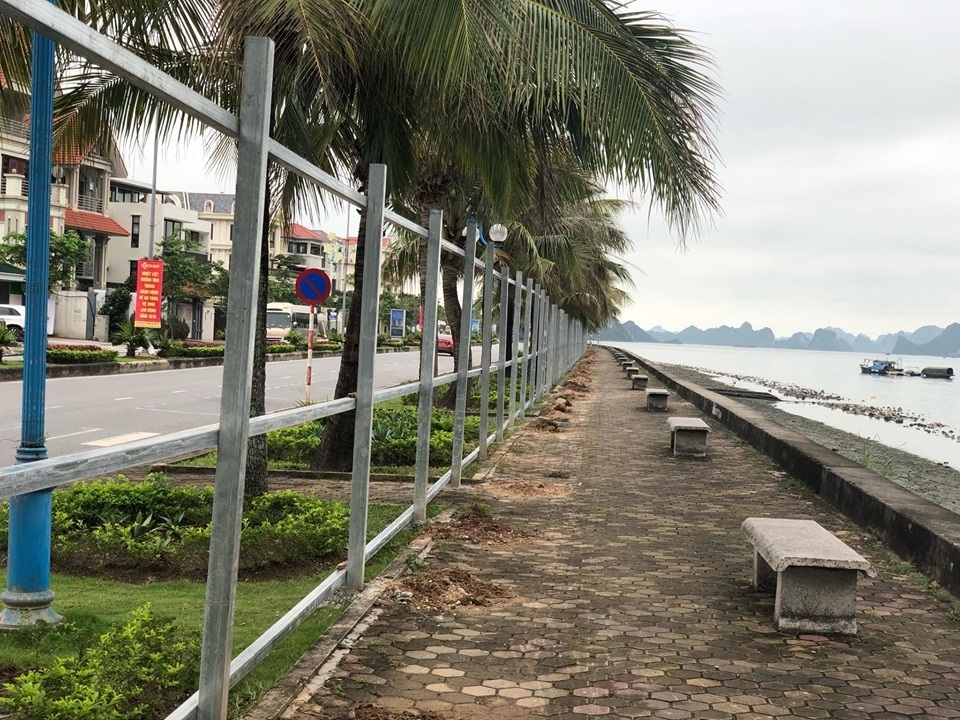 Con đường ngắm vịnh Hạ Long bất ngờ bị quây kín bằng tôn - 5