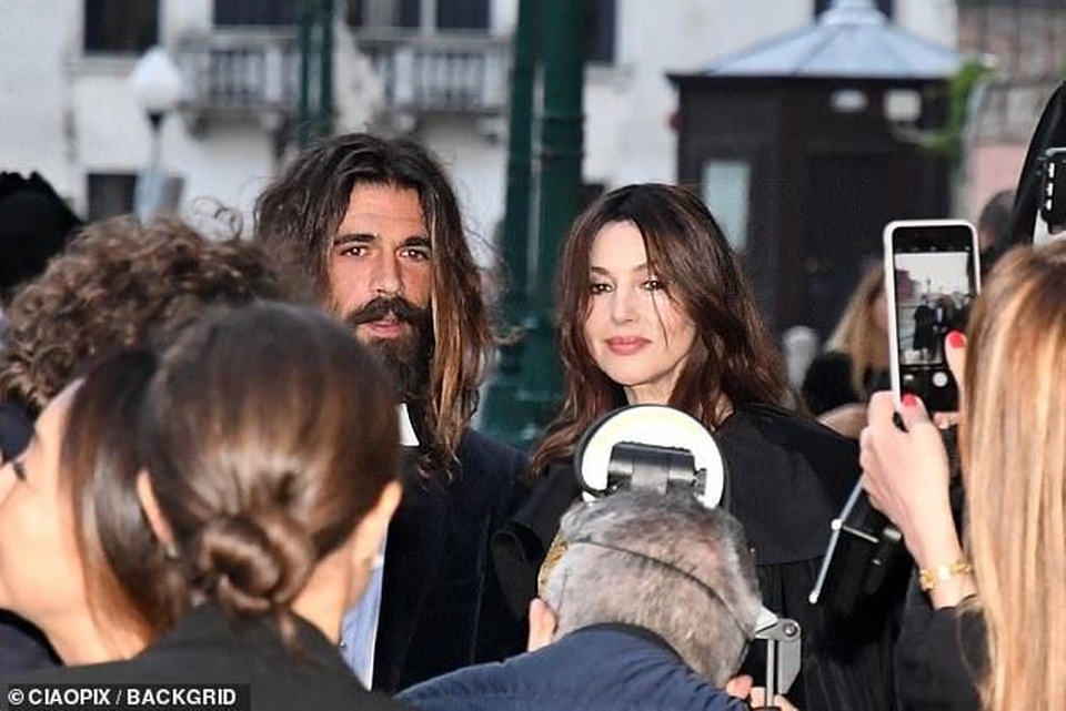 Cựu Bond girl Monica Bellucci dự sự kiện cùng bạn trai kém 18 tuổi - 2 Cựu Bond girl Monica Bellucci dự sự kiện cùng bạn trai kém 18 tuổi - 2
