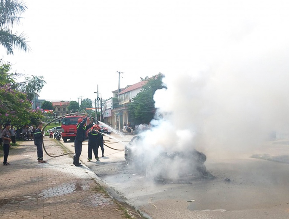 Ô tô bốc cháy dữ dội, tài xế mở cửa chạy thoát thân - 2