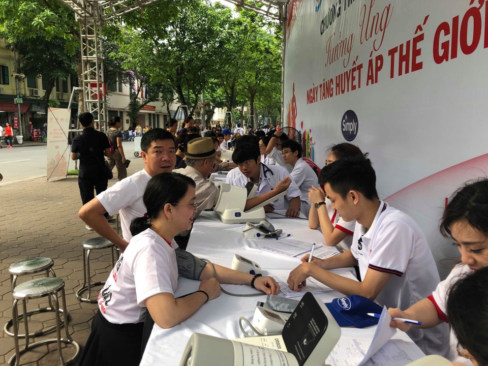 Dấu hiệu nào cho thấy bạn có thể bị cao huyết áp nguy hiểm? - 2 Dấu hiệu nào cho thấy bạn có thể bị cao huyết áp nguy hiểm? - 2