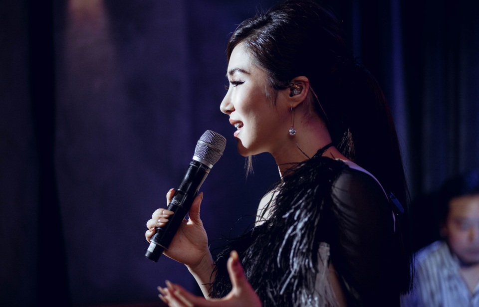 Hương Tràm phải tiêm kháng sinh vào cổ họng để hát trên sân khấu - 1 Hương Tràm phải tiêm kháng sinh vào cổ họng để hát trên sân khấu - 1