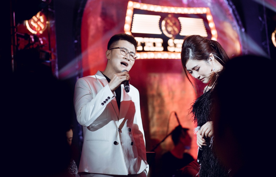 Hương Tràm phải tiêm kháng sinh vào cổ họng để hát trên sân khấu - 11 Hương Tràm phải tiêm kháng sinh vào cổ họng để hát trên sân khấu - 11