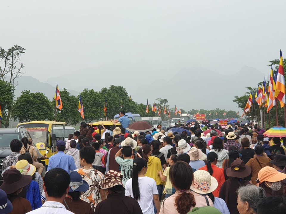 Hàng vạn người đổ về chùa Tam Chúc dự Đại lễ Phật đản Vesak 2019 - 7 Hàng vạn người đổ về chùa Tam Chúc dự Đại lễ Phật đản Vesak 2019 - 7