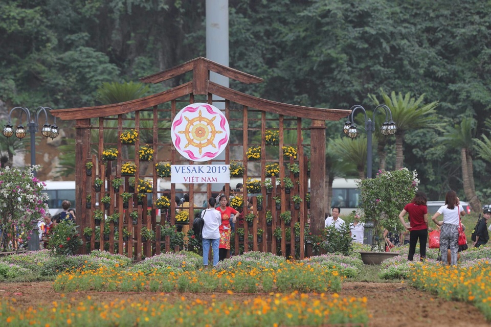 Hàng vạn người đổ về chùa Tam Chúc dự Đại lễ Phật đản Vesak 2019 - 4 Hàng vạn người đổ về chùa Tam Chúc dự Đại lễ Phật đản Vesak 2019 - 4
