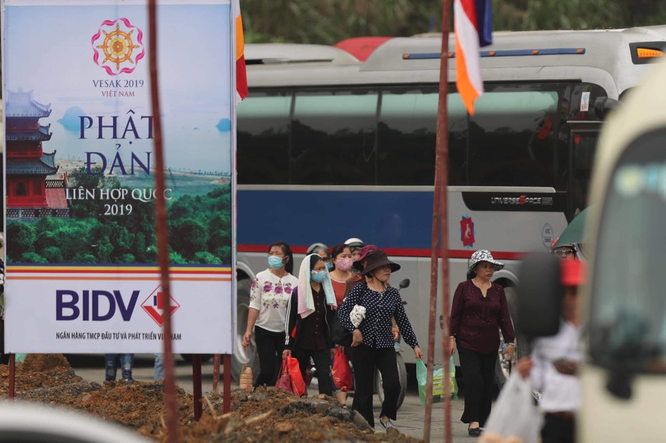 Hàng vạn người đổ về chùa Tam Chúc dự Đại lễ Phật đản Vesak 2019 - 6 Hàng vạn người đổ về chùa Tam Chúc dự Đại lễ Phật đản Vesak 2019 - 6