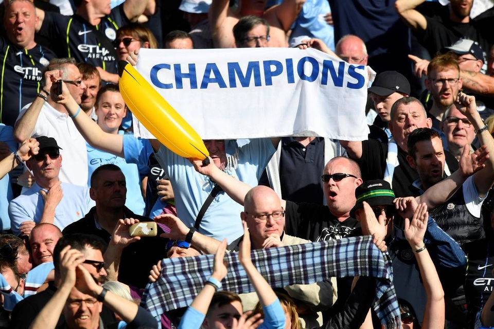 Man City hạnh phúc nhận cúp bạc vô địch Premier League - 2 Man City hạnh phúc nhận cúp bạc vô địch Premier League - 2