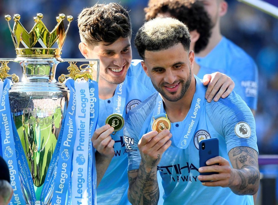 Man City hạnh phúc nhận cúp bạc vô địch Premier League - 11 Man City hạnh phúc nhận cúp bạc vô địch Premier League - 11