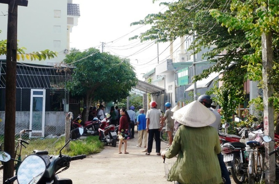 2 vợ chồng chết trong nhà, với nhiều vết thương - 1