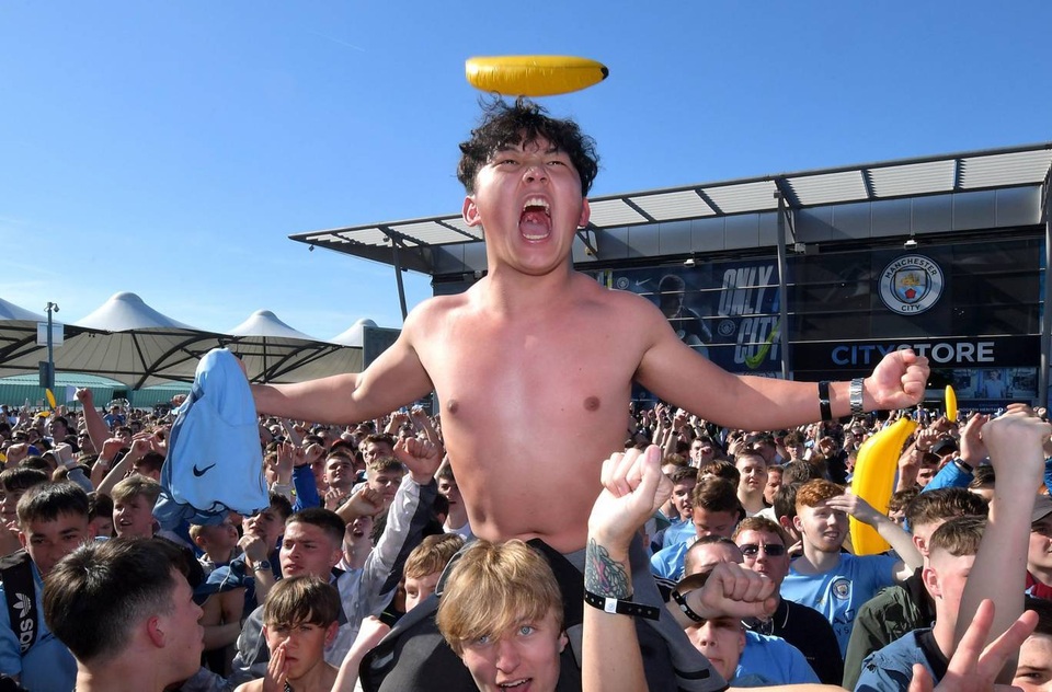 Man City hạnh phúc nhận cúp bạc vô địch Premier League - 3 Man City hạnh phúc nhận cúp bạc vô địch Premier League - 3