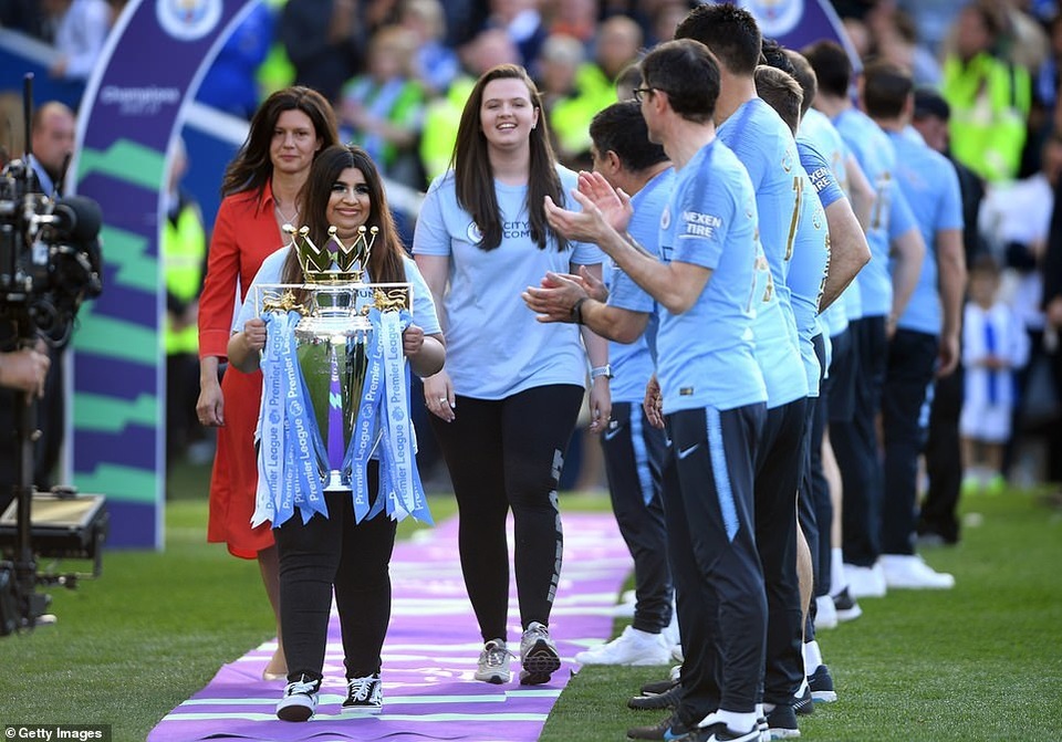 Man City hạnh phúc nhận cúp bạc vô địch Premier League - 8 Man City hạnh phúc nhận cúp bạc vô địch Premier League - 8