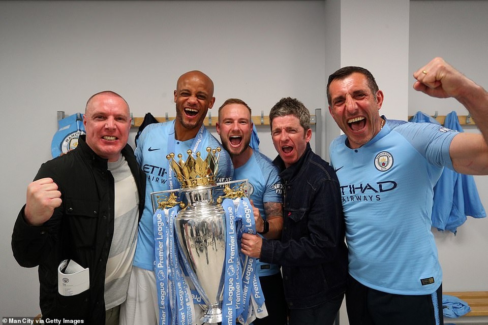 Man City đưa cúp vô địch về ăn mừng tại Etihad trong đêm - 12 Man City đưa cúp vô địch về ăn mừng tại Etihad trong đêm - 12