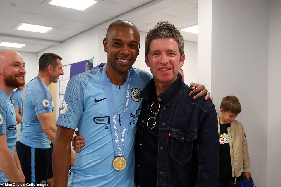 Man City đưa cúp vô địch về ăn mừng tại Etihad trong đêm - 13 Man City đưa cúp vô địch về ăn mừng tại Etihad trong đêm - 13