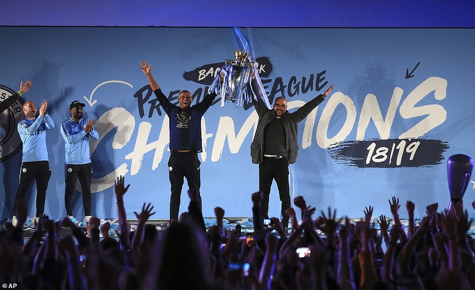 Man City đưa cúp vô địch về ăn mừng tại Etihad trong đêm - 7 Man City đưa cúp vô địch về ăn mừng tại Etihad trong đêm - 7